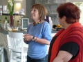 Frau Dagmar Rünger, die Chefin vom Cafe Seidenfaden, bei der Ausstellungseröffnung