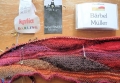 Bärbel Müller strickt mit dem Farbverlaufsgarn "Darling" und in den Furchen mit "Wool Finest" von Schoppel