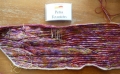 Petra Feurstein strickt mit einem Farbverlaufsgarn mit ganz kurzem Farbverlauf und für die Ruhe in den Furchen mit dem unifarbenen Seidengarn "Yaipur Silk Fino"