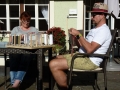 Karin Busche und Thomas Klöppinger strickrauschen ganz entspannt auf der sonnigen Terrasse