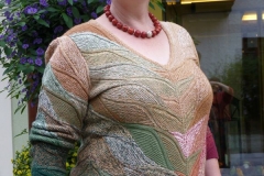 Karin Busche mit ihrem "Zermatt"-Pullover grüne Seite