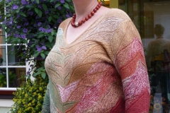 Karin Busche mit ihrem "Zermatt"-Pullover rote Seite
