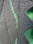 Nur wenige Furchen wurden in unterschiedlich farbigem Garn gestrickt