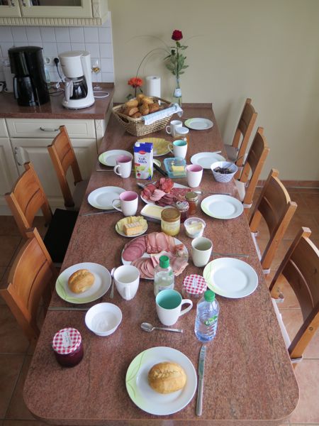 Frühstückstisch im Speisehaus Weidenröschen