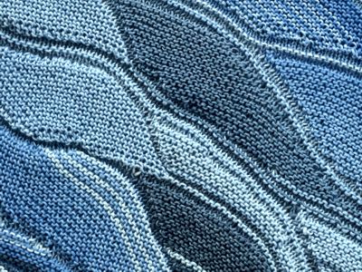 Gabriele Kluge Ausschnitt aus Weste blaue Code-Variationen